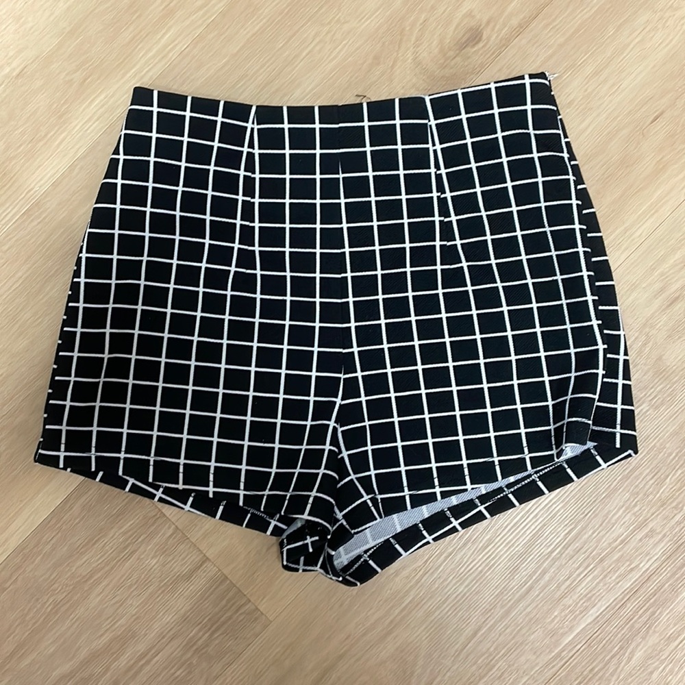 Black and White Fitted Tailored Like Shorts - Picture 1 of 1